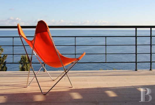 A modernist-inspired house set over the sea to the east of Palermo in Sicily - photo  n°4